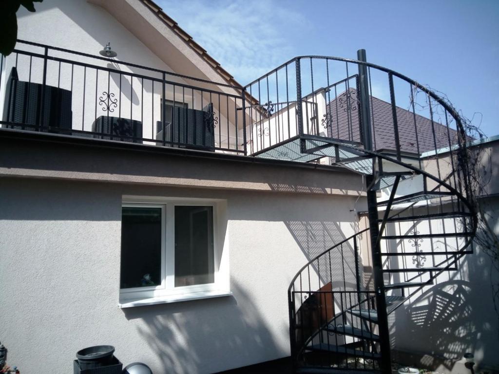 Walnut Apartment With Sauna And Pond Topoľčany Exterior foto
